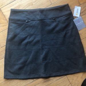 Athleta Lg / gray NWT gray strata skirt.